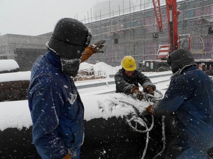 施工人員冒雪施工  陳慶攝影